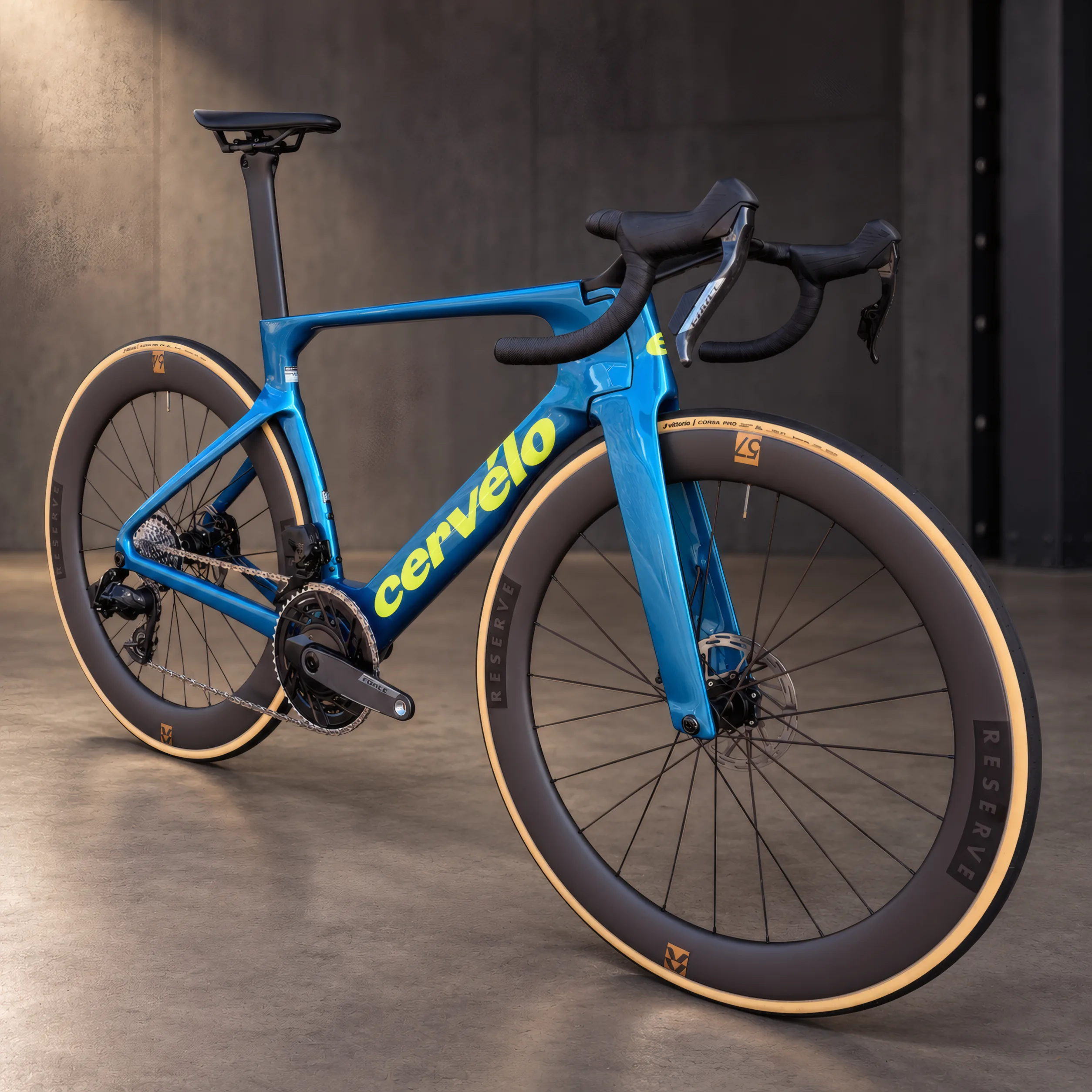 Niebieski rower Cervélo S5 w betonowym wnętrzu
